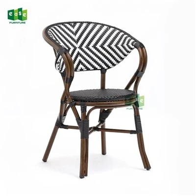 Cadira de rattan d'un sol pati